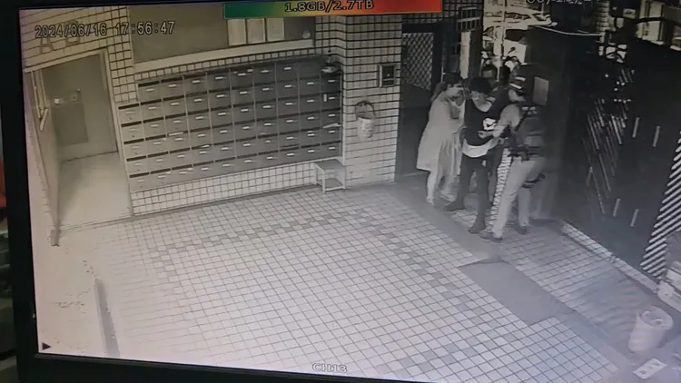 賴姓男子在社區揮刀咆哮被警方制伏。民眾提供