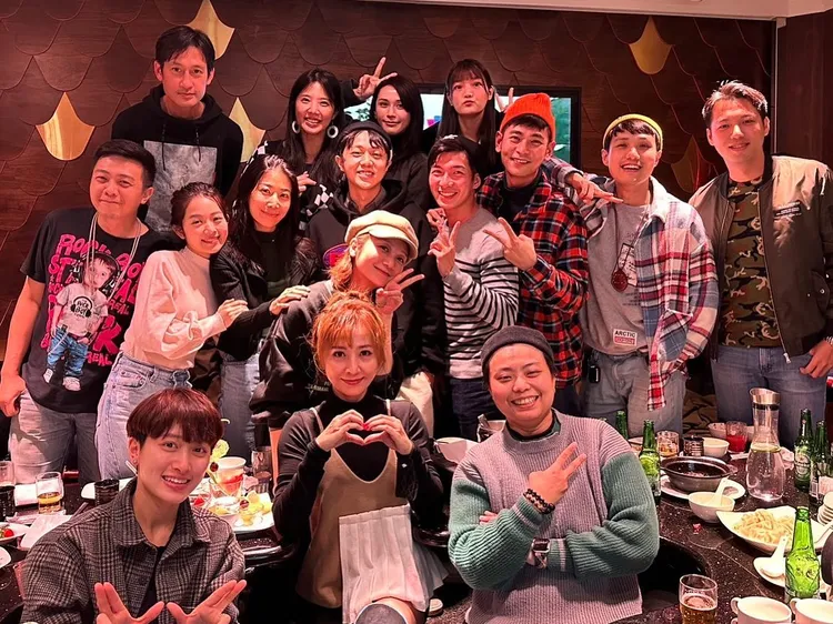 唐治平（左上）參加經紀公司尾牙宴。翻攝昊瀚娛樂臉書