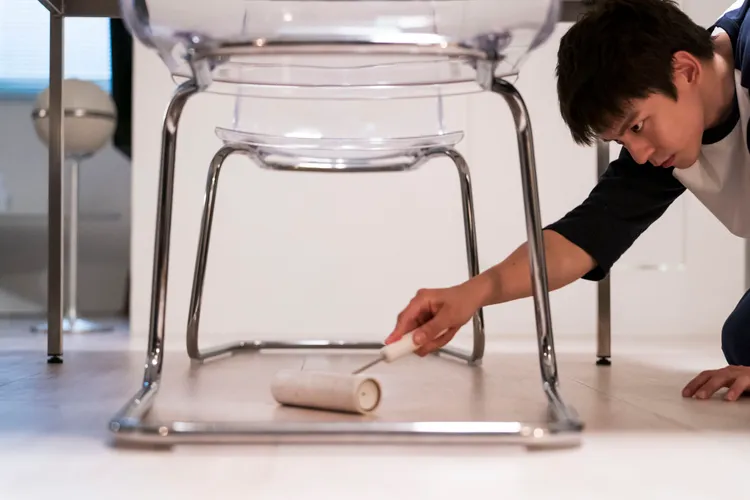 林柏宏花較多時間在黏沙發上的狗毛。華映娛樂提供