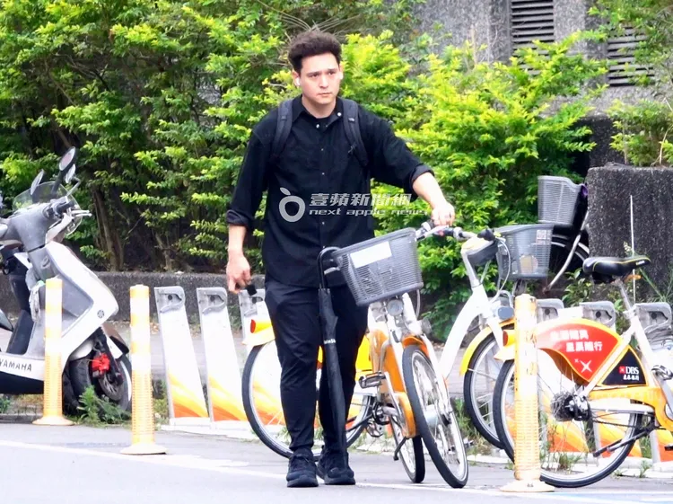 倪安東戴上藍牙耳機，一手抓著單車準備離去。特勤中心攝