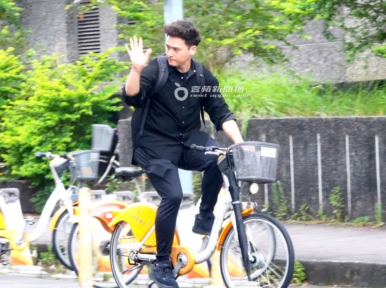 倪安東騎乘Ubike揮手示意車輛禮讓。特勤中心攝