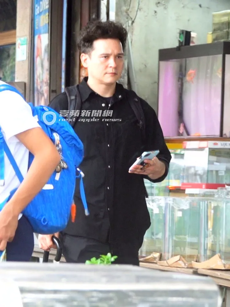 倪安東送女兒安全上公車後才放心離去。特勤中心攝