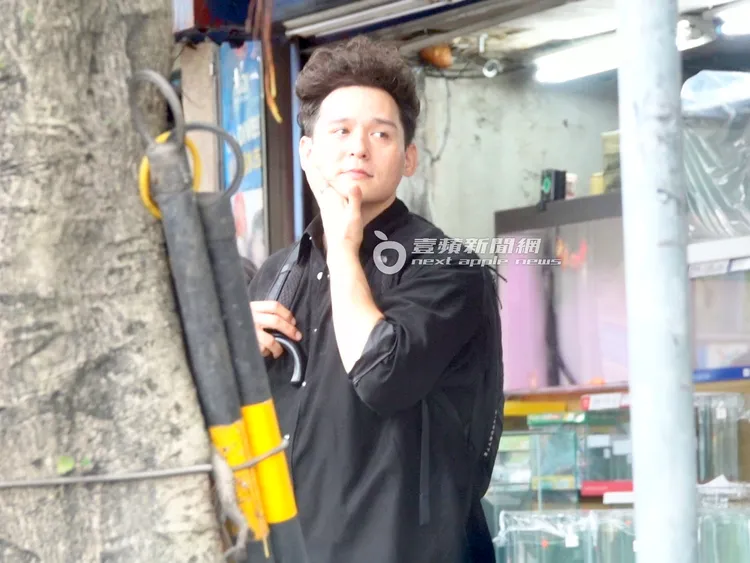 倪安東一頭帥氣捲髮，陪伴女兒等公車，流露出滿滿父愛。特勤中心攝