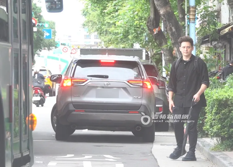 倪安東用英文問女兒「Is this bus？」確認搭對公車，才放心離開。特勤中心攝