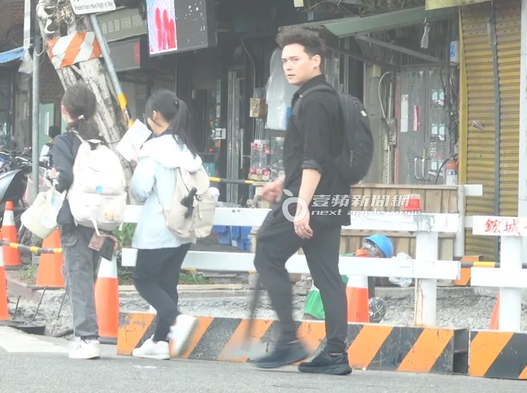 倪安東（右）停好Ubike去接女兒下課，陪她跟同學去坐公車。特勤中心攝