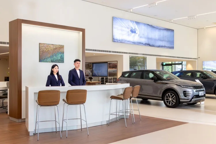 全新旗艦據點內採用JLR與頂級香氛品牌Air Aroma合作的專屬香氛，營造沉浸式的感官體驗。業者提供