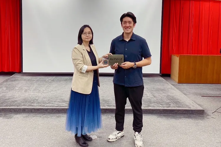 澳洲EXPLOR Biologics公司創辦人周書亞博士（Dr. Joshua Chou）（右）分享利用太空進行生物和藥物開發的研究和經濟前景，由生醫系許藝瓊副教授（左）致贈紀念品感謝。中央大學提供