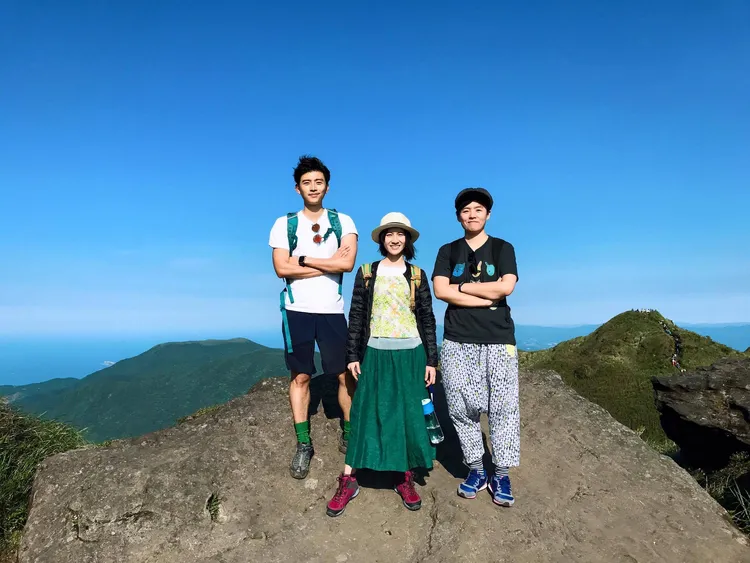 曾少宗（左起）、連俞涵和李屏瑤一塊登高爬山。翻攝連俞涵臉書