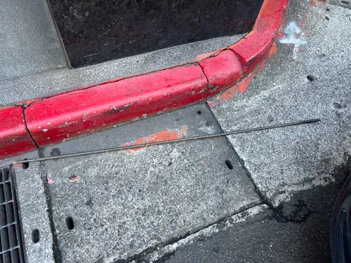 超衰！北市騎士遭天降1米鋼筋砸倒　左手撕裂傷送醫
