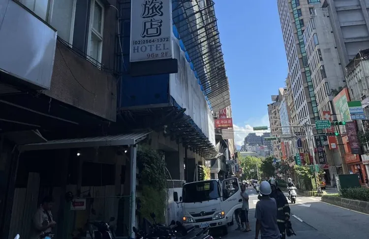 騎士行經工地遭鋼筋砸傷。警方提供
