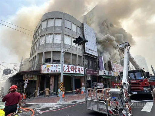  花蓮市公正街餐廳竄火延燒3屋　廚師嗆傷送醫