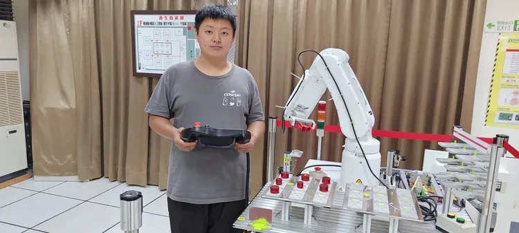 林冠廷學習認真，還會善用學校資源。校方提供