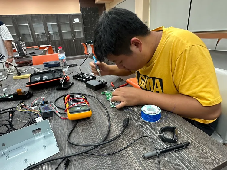 他還參與公信電子培訓課程，學設計電路板。校方提供