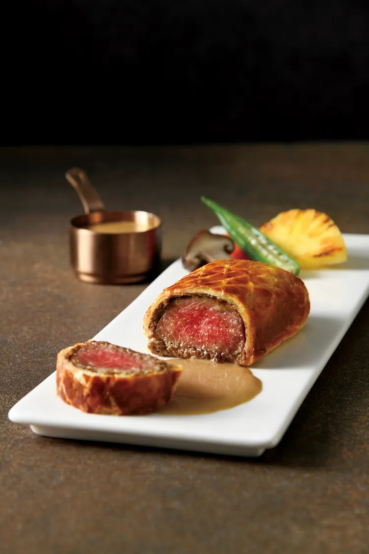 「西堤牛排」也同步推出畢業聚餐優惠，到店內用10客經典套餐(含以上)，出示優惠畫面，就享整桌9折優惠。還可嘗鮮新上市的「威靈頓牛排」。業者提供