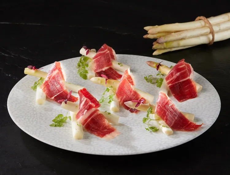 「THE WANG」季節限定的「西班牙最高等級伊比利豬生火腿佐台灣雲林白蘆筍」。業者提供