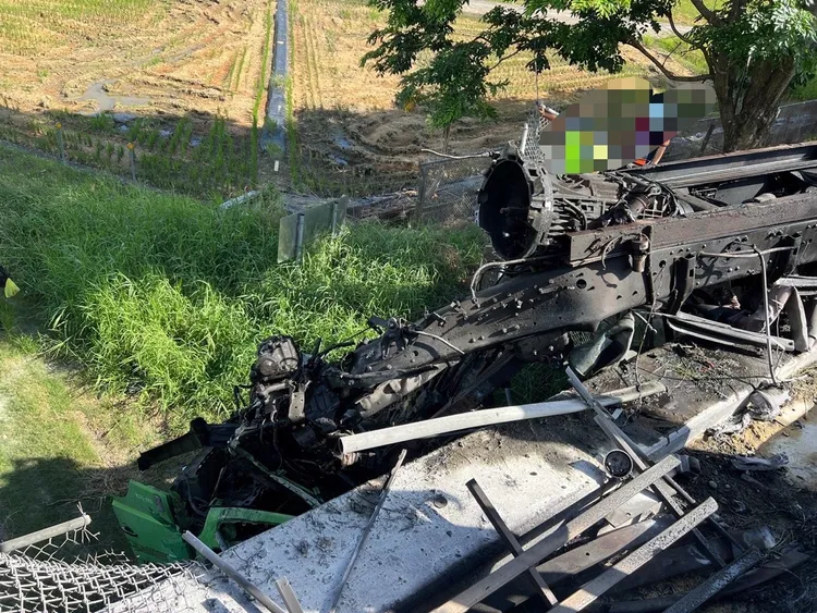 大貨車車頭衝落邊坡翻覆。讀者提供