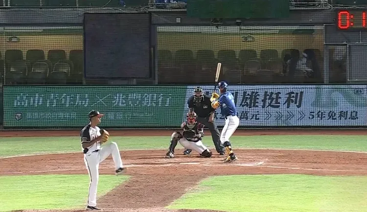 今年雄挺利貸款利息補貼計畫介接中央經濟部青創貸款政策，近來加大力度宣傳政策，圖為6月20日台南市立棒球場現場轉播畫面。統一獅球隊提供