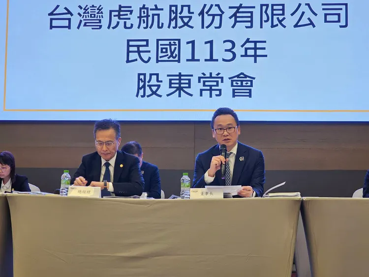 台灣虎航董事長陳漢銘（右）。虎航提供