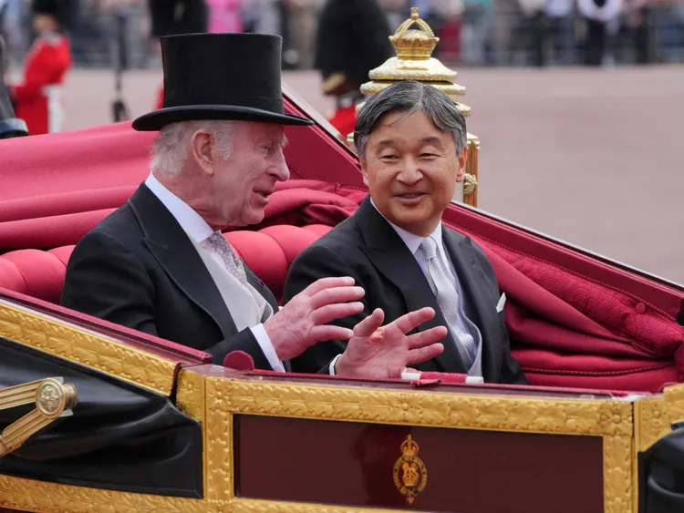 英國國王查爾斯三世（左）將以國宴款待日本天皇。路透