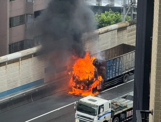 國2南桃園路段火燒車!駕駛急跳車逃生 疑這原因釀禍