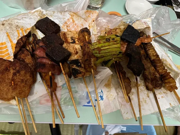 網友表示這些烤肉加起來685元，最後他幾乎都丟掉。翻攝自爆廢1公社