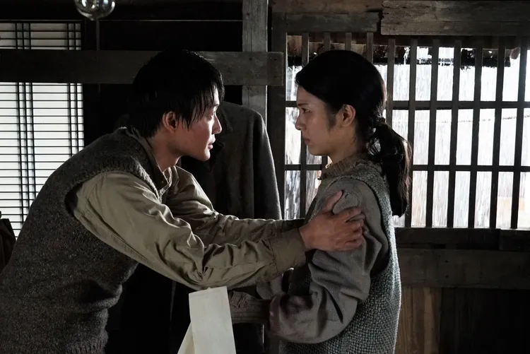 神木隆之介（左）、濱邊美波在《哥吉拉-1.0》的演出令人動容。翻攝Netflix臉書