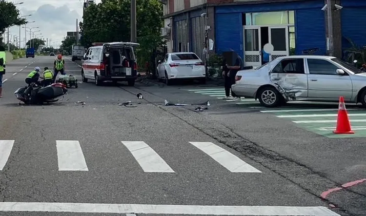 自小客車右後車門被撞凹，機車零件噴飛散落一地。民眾提供