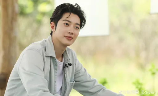 赖冠霖换黑头像发「类退圈宣言」!被拍到当街抱女突崩溃