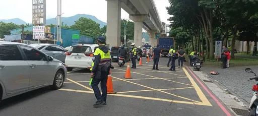淡水27歲騎士疑路肩自摔　砂石車煞不及輾過爆頭慘死