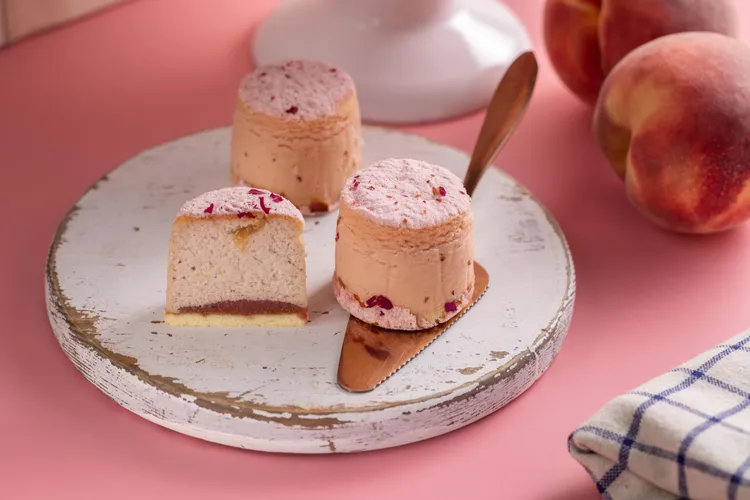 「水蜜桃舒芙蕾禮盒」每一口都能品味到水蜜桃的甜美與乳酪的濃郁。業者提供