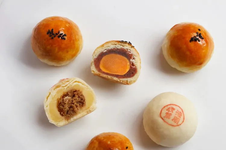 「欣葉聯名雙饗禮盒」內含蛋黃酥6顆與綠豆椪3顆，售價960元。業者提供