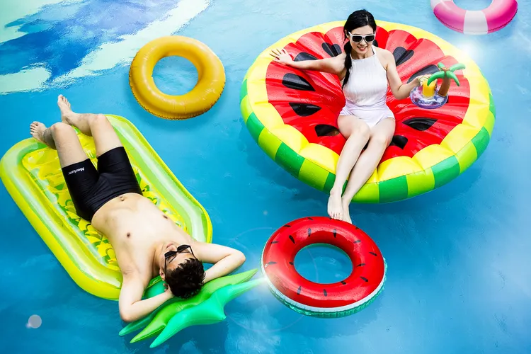 長榮鳳凰酒店(礁溪)6/22至8/31推出「果然夏日瘋」住房專案，安排水上趣味遊戲與水果主題DIY課程，還有浮誇大泳圈。業者提供