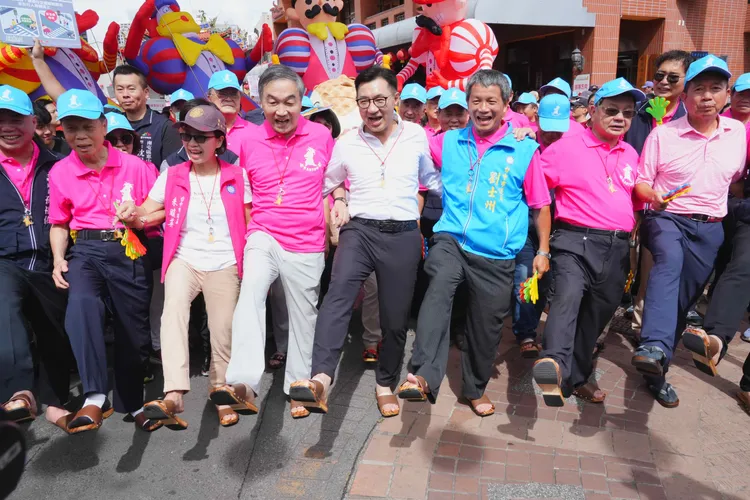 台中市副市長黃國榮、立法院副院長江啟臣等人，率上千名踩街民眾「穿木屐躦鯪鯉」。市府提供