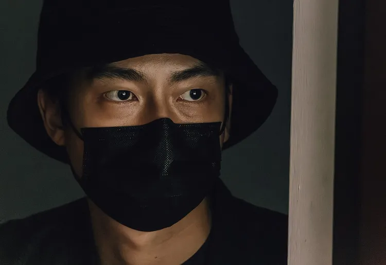 「大鶴」林鶴軒在《幸福房屋事件簿》以口罩遮臉，只露出銳利眼神暗藏玄機。逆光電影提供