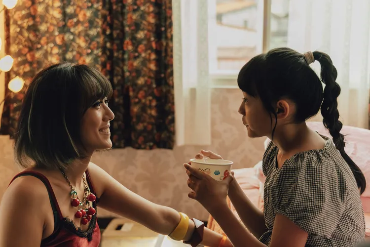 金馬女配得主張詩盈（左）演出性工作者林姐姐，很照顧小時候的安琪。逆光電影提供