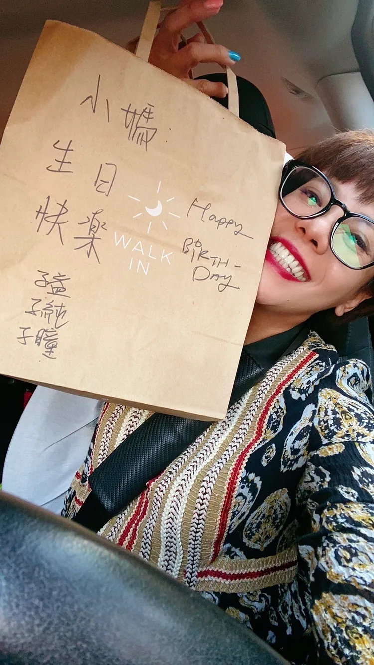 錦雯收到「3子」的禮物。民視提供