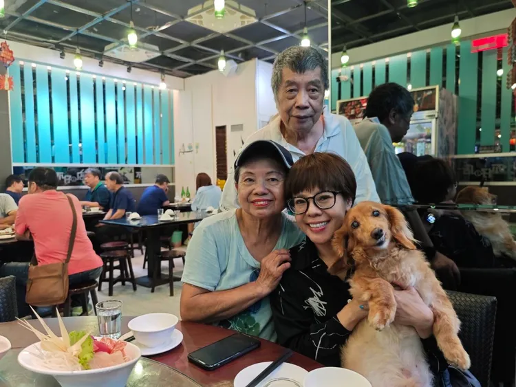 錦雯感謝劇組讓她晚上有空檔可以跟家人一起聚餐慶生。民視提供