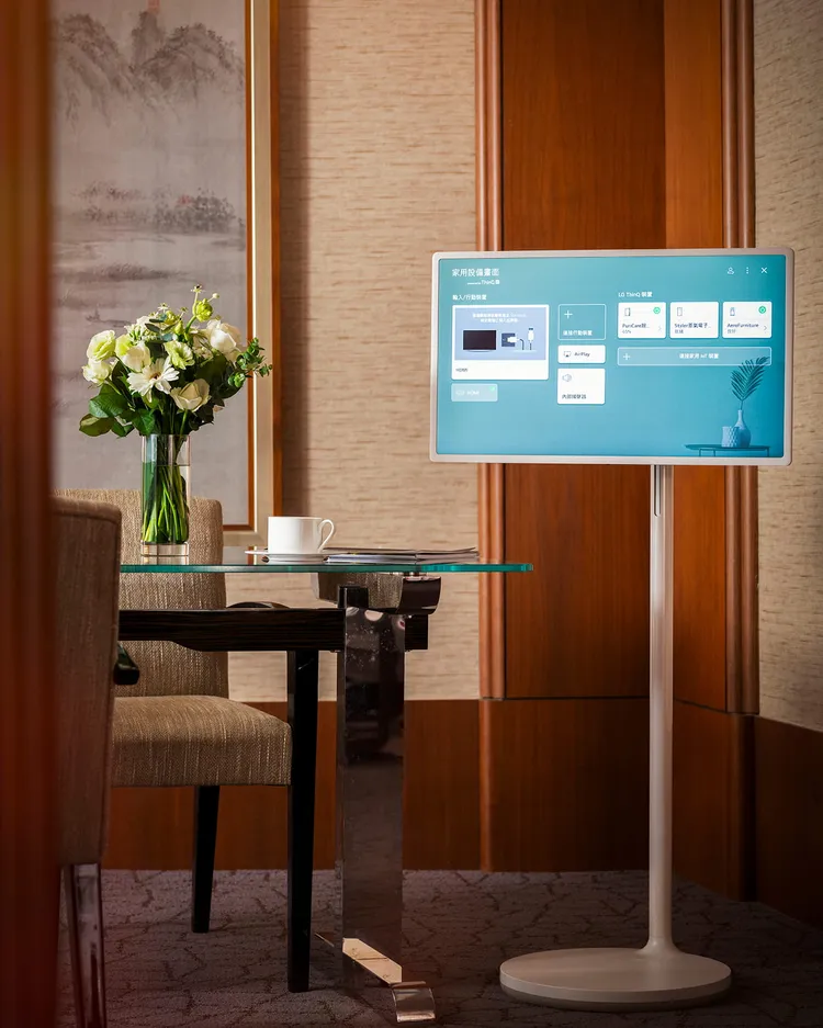 透過入住時提供的LG手機或房內的StanbyME閨蜜機串聯，可直接遙控房內家電。業者提供