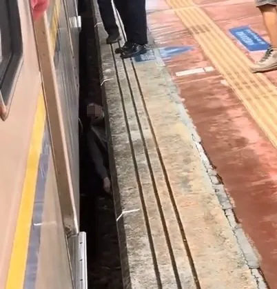 女乘客表情驚恐。翻攝網路