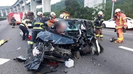 國1南38K林口段　賓士等4車撞一團！二度車禍1死2重傷