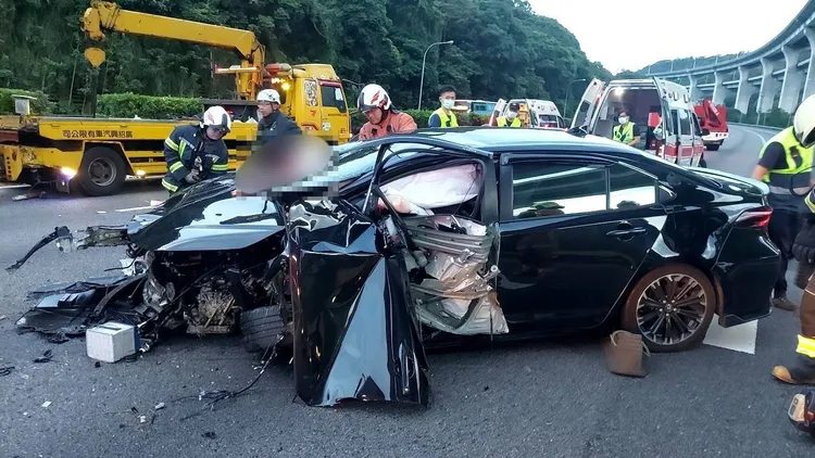 黑色小客車幾乎全毀。警方提供