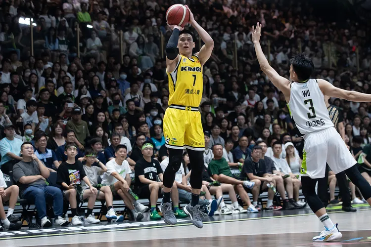林書豪(左)跳投。PLG
