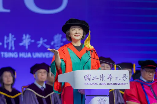 東方不敗林青霞驚喜現身清大畢典致詞 70歲穿博士袍美翻天