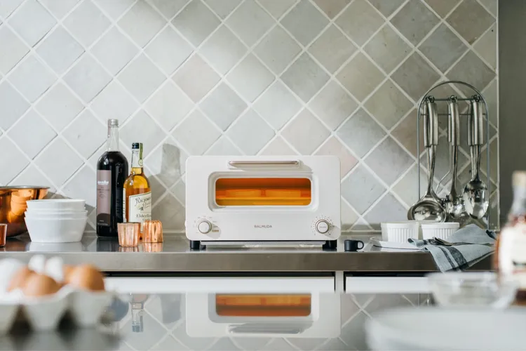 BALMUDA The Toaster Pro有「黑/古銅」與「白/金」兩色提供。BALMUDA提供。