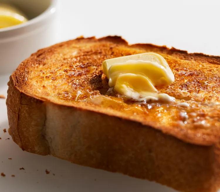 吐司模式搭配炙燒模式（Salamander）來烘烤，只需多加30秒烹飪時間，就能享受更加焦香金黃酥脆的美味吐司。BALMUDA 提供。