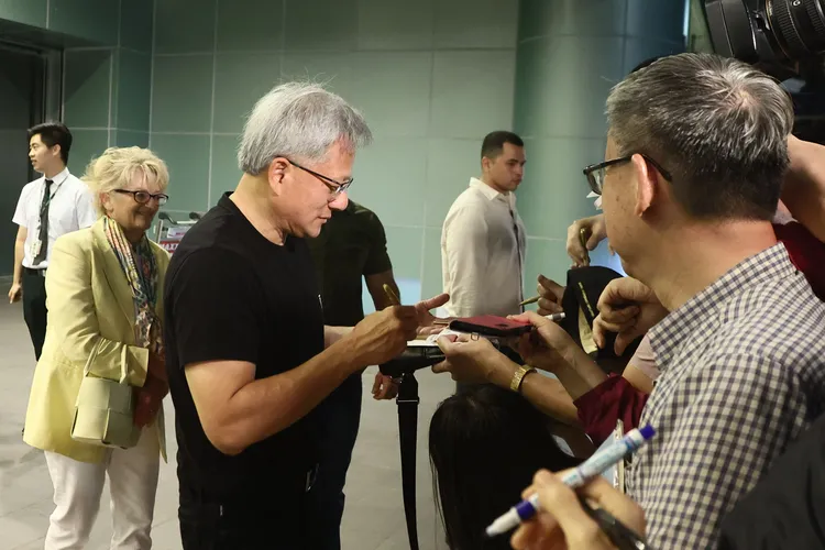 Lori（左）離台當天的裝扮走低調奢華路線。彭欣偉攝