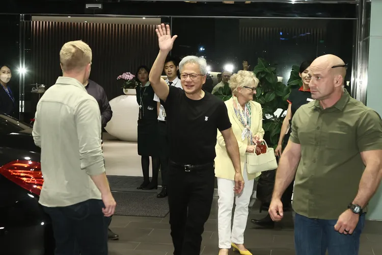 黃仁勳（左二）與妻子Lori（右2）。彭欣偉攝