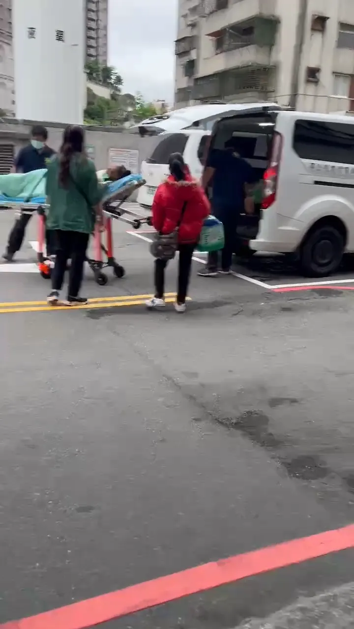 讀者提供另一段畫面指控莊男與另名男子穿著該民間救護車公司工作服，且與家屬的互動根本就不像是在「教學」，質疑新北市消防局不是在護航，就是被蒙騙。讀者提供