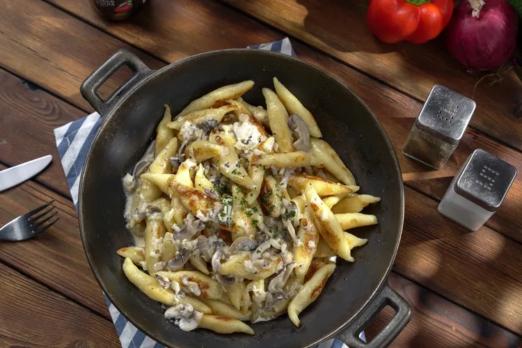 主廚手工擀製「松露野菇手指麵」品嘗到馬鈴薯麵條的軟糯甘甜。業者提供