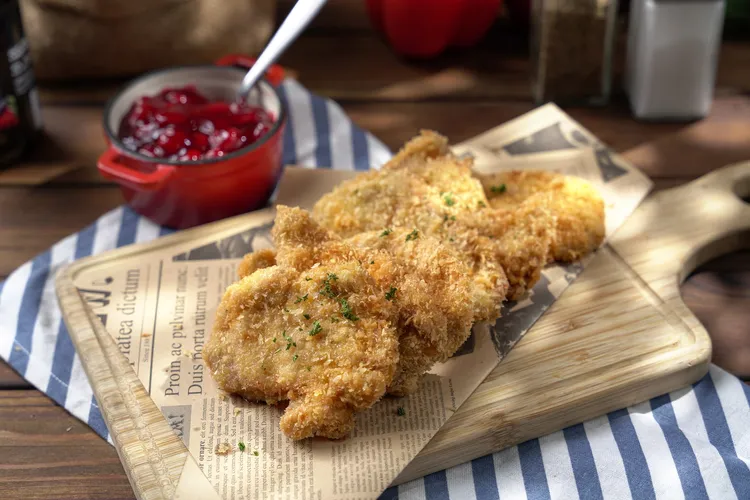 「維也納炸豬排」金黃酥脆，搭配上酸甜清爽的櫻桃醬，實在絕配。業者提供